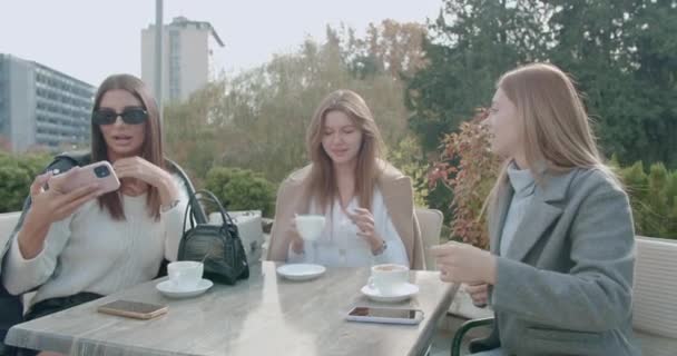 Lányok Hogy Szelfi Miközben Pihentető Kávé Mellett Teraszon Egy Napsütéses — Stock videók