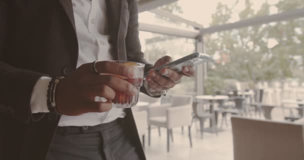 Genç Afrikalı Adamı Kokteylini Içiyor Akıllı Telefonundan Mesajlar Yolluyor — Stok video