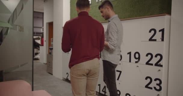 Due Colleghi Che Parlano Mentre Camminano Ufficio — Video Stock