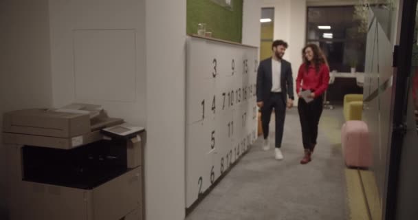 Çalışma Arkadaşları Ofis Lobisinde Fotokopi Çekiyorlar — Stok video