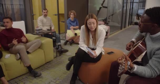 Giovani Colleghi Intrattenere Collega Ufficio Suonando Chitarra Cantando Insieme Spazio — Video Stock