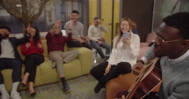 Веселе Життя Офісі Колеги Грають Співають Разом Сучасний Офісний Простір — стокове відео