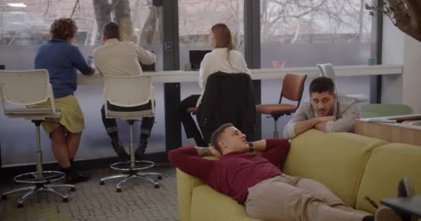 Dos Colegas Varones Descansando Mientras Otros Trabajan Vida Oficina Lenta — Vídeos de Stock