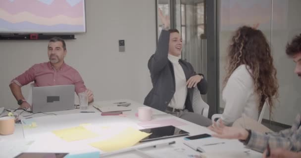 会議室のオフィスで5人の同僚多様な同僚がブレインストーミング — ストック動画