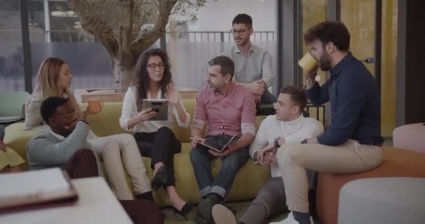 Medewerkers Zitten Samen Tijdens Brainstormsessie Kantoorlounge Diverse Groepen Hebben Een — Stockvideo