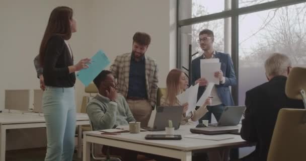 Groep Multiraciale Werknemers Die Samenwerken Een Modern Kantoor — Stockvideo