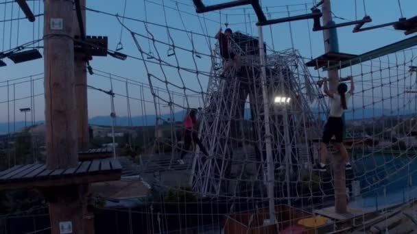 Passando Obstáculos Parque Adrenalina — Vídeo de Stock