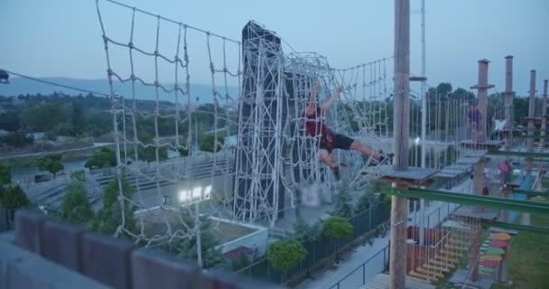 Pessoas Passando Pelos Obstáculos Parque Adrenalina — Vídeo de Stock