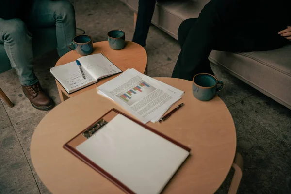 Nahaufnahme Eines Tisches Mit Tassen Kaffee Dokumenten Papieren Und Stiften — Stockfoto