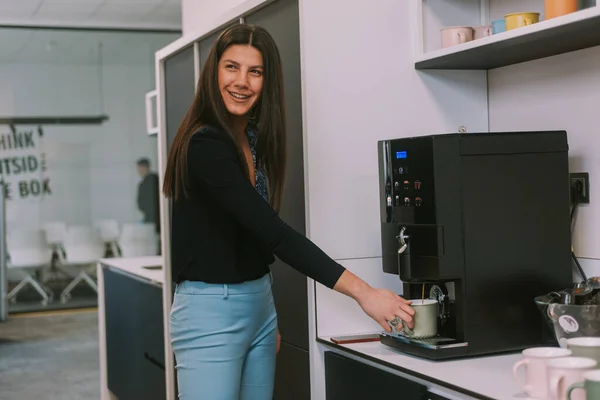 Close Van Mooie Brunette Zakelijke Vrouw Het Maken Van Koffie — Stockfoto