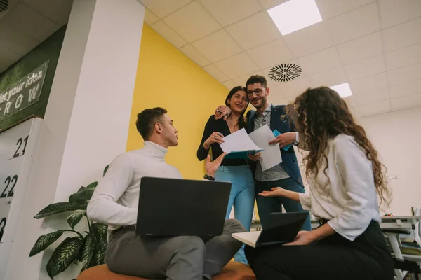 사업가가 일하는 공간에 동료들 이야기하면서 포옹하는 — 스톡 사진