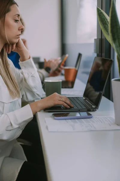 Närbild Bild Blond Affärskvinna Som Arbetar Sin Laptop Medan Sitter — Stockfoto