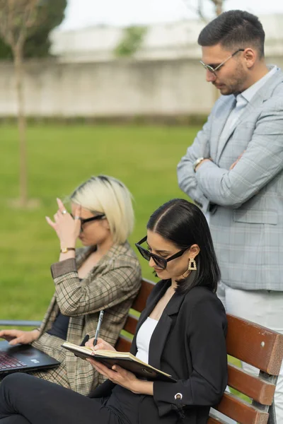 Três Pessoas Negócios Vestidos Casuais Estão Pensando Nos Novos Planos — Fotografia de Stock