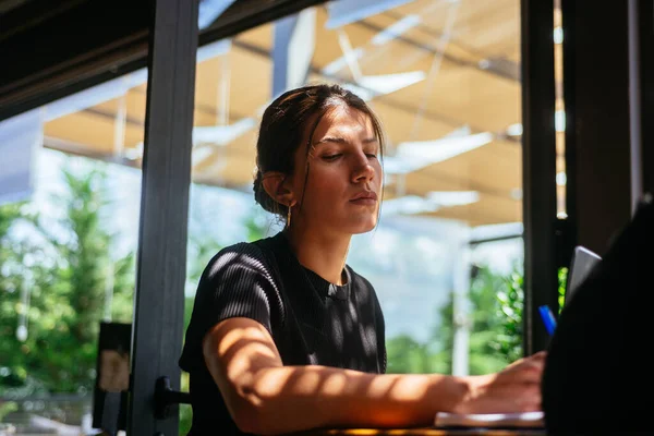 Una Hermosa Mujer Negocios Está Trabajando Bar Café Día Soleado —  Fotos de Stock