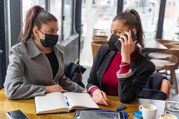 Empresária Atraente Incrível Está Falando Telefone Com Seu Chefe Máscara — Fotografia de Stock