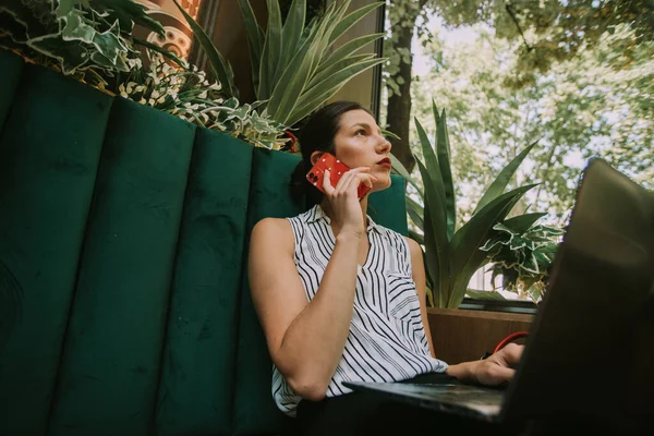 Vacker Affärskvinna Pratar Den Röda Telefonen Medan Sitter Den Gröna — Stockfoto