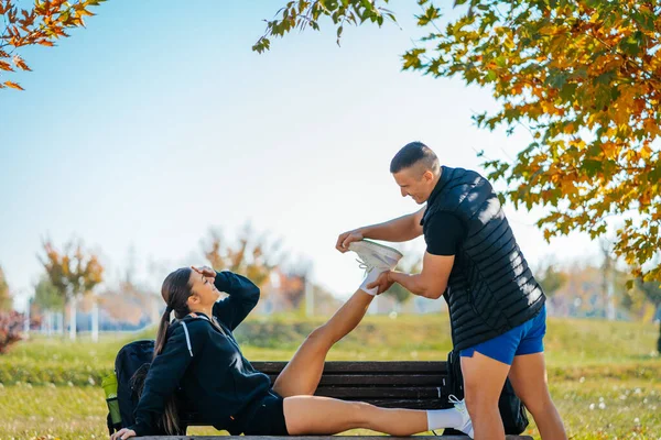 Güçlü Adam Ayaklarını Esnerken Kız Arkadaşına Bir Şey Hatırlattı Bunu — Stok fotoğraf