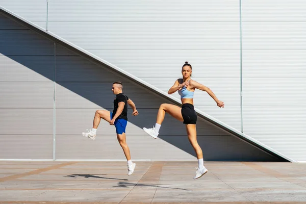 Hareket Eden Zıplayan Zinde Bir Çift Eğitimden Önce Vücutlarını Esnetip — Stok fotoğraf