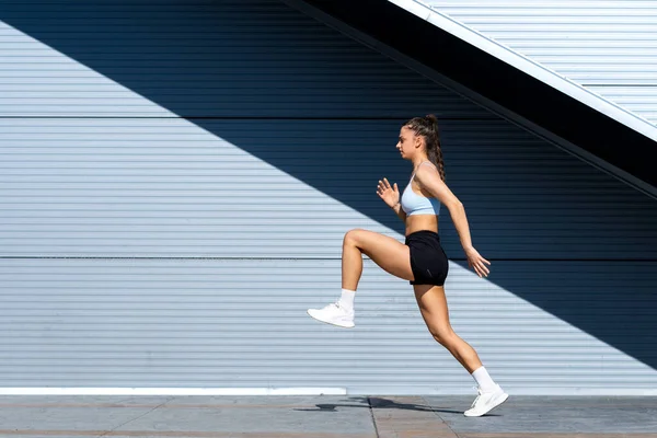 一个健康 活泼的女孩在锻炼她的腿 她在往前走 跳了一小段距离 — 图库照片