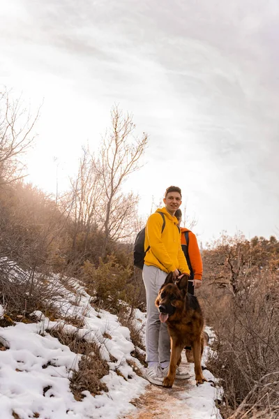 Menakjubkan Dan Tampan Teman Teman Laki Laki Berjalan Dengan Anjing — Stok Foto