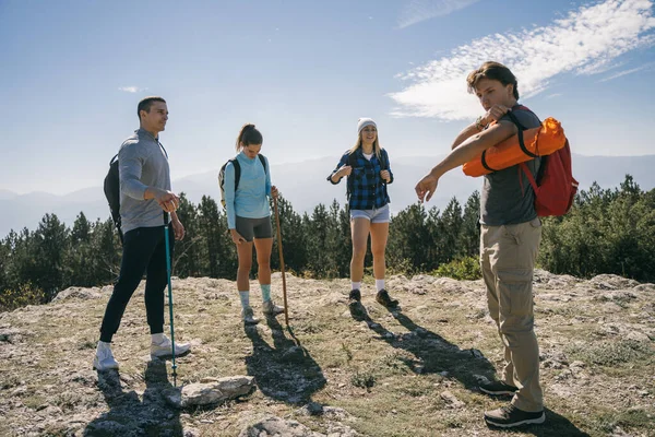 Grupo Cuatro Excursionistas Pie Cima Montaña — Foto de Stock