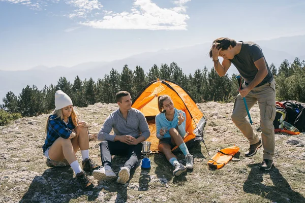 Four Friends Hanging Out Top Mountain — Stock Photo, Image