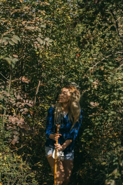 Menina Loira Bonita Caminhando Pela Floresta Para Folhas — Fotografia de Stock