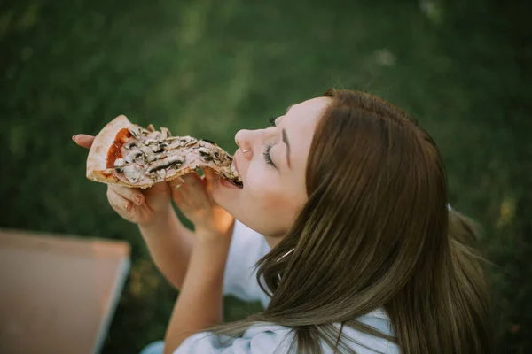 Nahaufnahme Von Schönen Mädchen Beim Pizza Essen Während Sie Park — Stockfoto