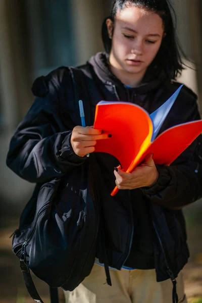 Una Estudiante Secundaria Está Buscando Cuaderno Para Encontrar Algunas Notas —  Fotos de Stock