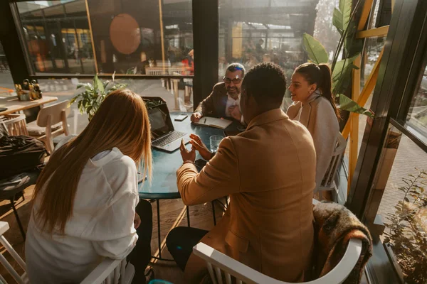 Bir Grup Harika Arkadaşı Kafede Otururken Buluşması Yapıyorlar — Stok fotoğraf