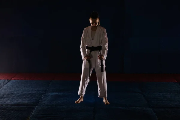 Güçlü Bir Karateci Kızın Silueti Karate Stüdyosunda Uchi Hachiji Dachi — Stok fotoğraf