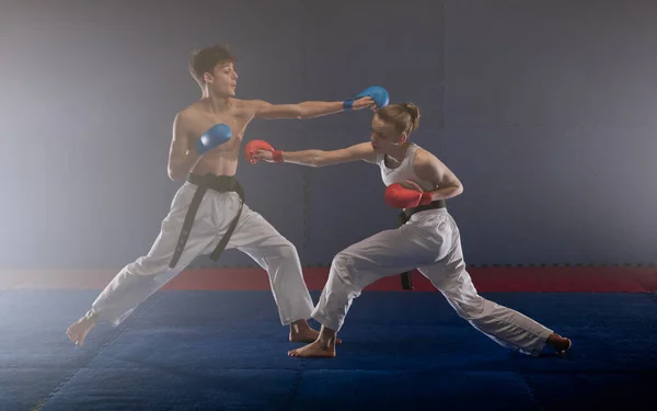 Två Unga Karate Djävlar Som Har Ett Träningspass Och Karate — Stockfoto