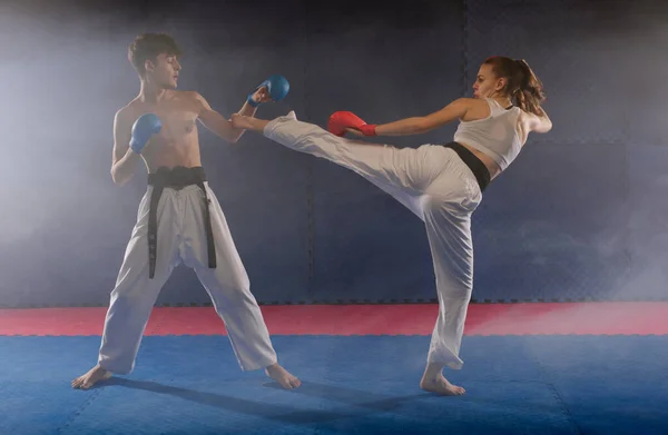Två Snygga Karate Vänner Gör Mawashi Geri Pose Karate Klubben — Stockfoto