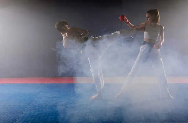 Közelkép Két Fiatal Karate Barátról Akik Mawashi Geri Gyakorolják Füstben — Stock Fotó