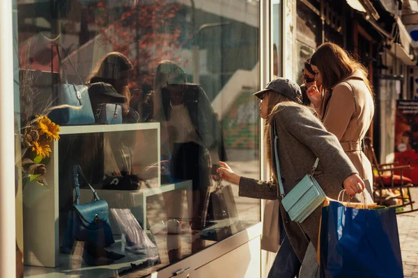 Satın Almak Için Çantası Arayan Kız Biri Dükkanın Camını Işaret — Stok fotoğraf