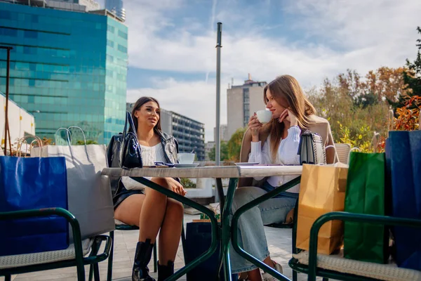 Chicas Hermosas Teniendo Tiempo Café Conversación Divertida Después Compras Hermoso —  Fotos de Stock