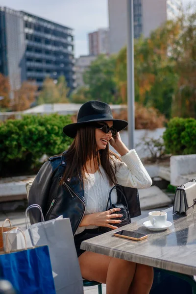 Eine Reizende Weibliche Person Trinkt Gerade Einen Kaffee Mit Ihren — Stockfoto