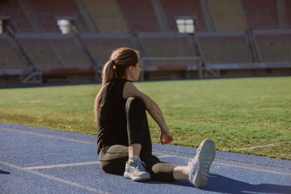 Atemberaubend Mädchen Ist Stretching Sie Körper Vor Training — Stockfoto
