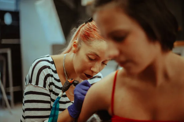 Primer Plano Hermosa Artista Del Tatuaje Con Pelo Rojo Tatuando —  Fotos de Stock
