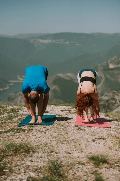Pareja Yoga Que Extiende Cima Montaña Mientras Está Pie Sobre — Foto de Stock