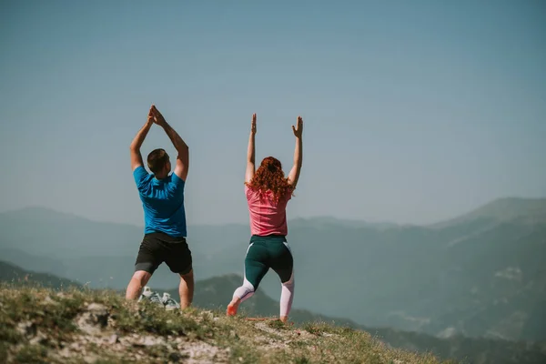 在山顶上锻炼的瑜伽搭档 — 图库照片