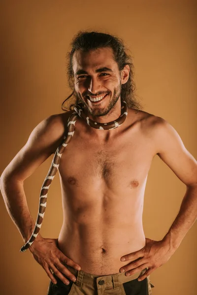 Hezký Muž Usmívá Zatímco Stojí Svým Kalifornským Králem Had Krku — Stock fotografie