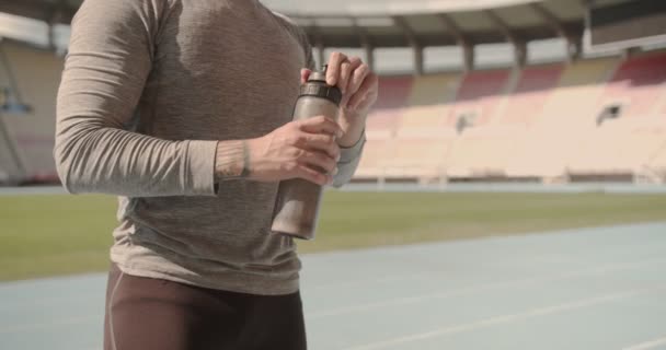 Αθλητικός Άνθρωπος Πίνοντας Smoothie Πριν Από Την Πρακτική — Αρχείο Βίντεο