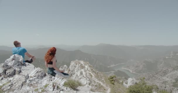 Yoga Couple Top Mountain Spring Practicing Fresh Air Zen Meditation — Stock Video