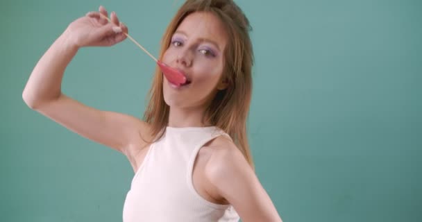 Aantrekkelijk Mooi Meisje Speels Met Haar Haar Lolly Die Likt — Stockvideo