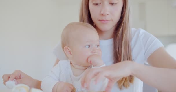Nahaufnahme Eines Süßen Kleinen Mädchens Das Versucht Brot Essen Während — Stockvideo