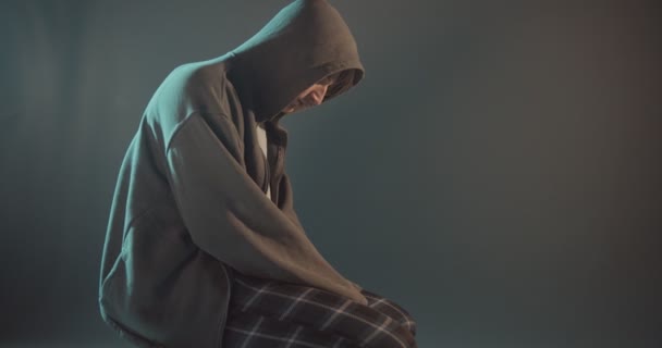 Joven Hombre Depresivo Está Sentado Llorando Por Dolor Dentro — Vídeos de Stock