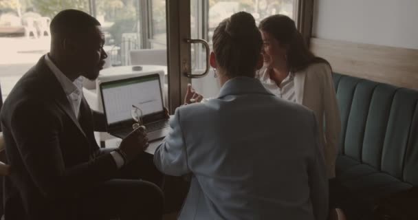 Mezinárodní Multiraciální Kolegové Pracující Společně Počítači Kavárně Přiblížení Scény — Stock video