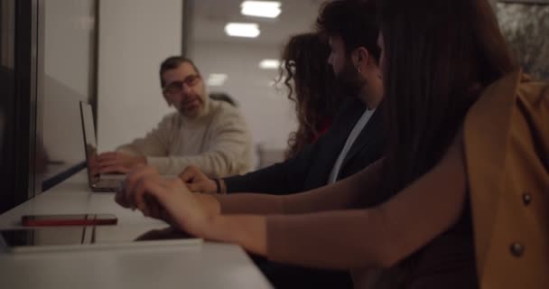 Čtyři Různí Kolegové Mluví Projektu Sedí Baru — Stock video
