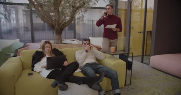 Özel Ofis Alanındaki Rahat Kanepede Dinlenirken Çalışan Meslektaşım Kamyonculuk Yapıyor — Stok video
